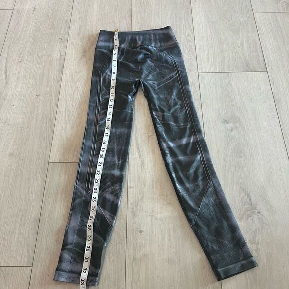 Lululemon women’s leggings size 4 - Picture 3 of 7